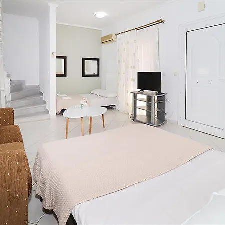 Holiday home Victoria House 3 Bedrooms 12 Guests Pefkochori