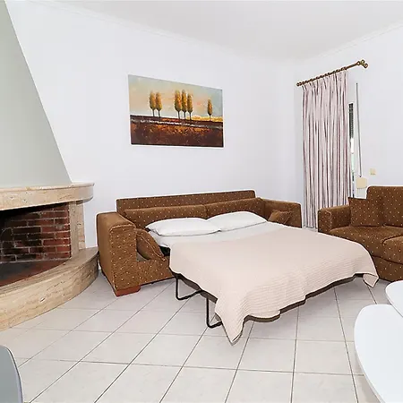 Victoria House 3 Bedrooms 12 Guests *