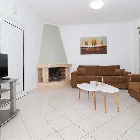 Victoria House 3 Bedrooms 12 Guests