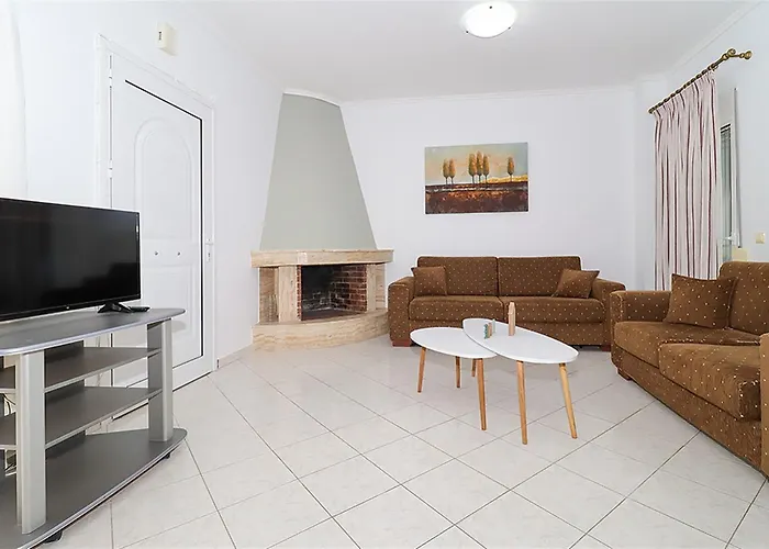 Victoria House 3 Bedrooms 12 Guests