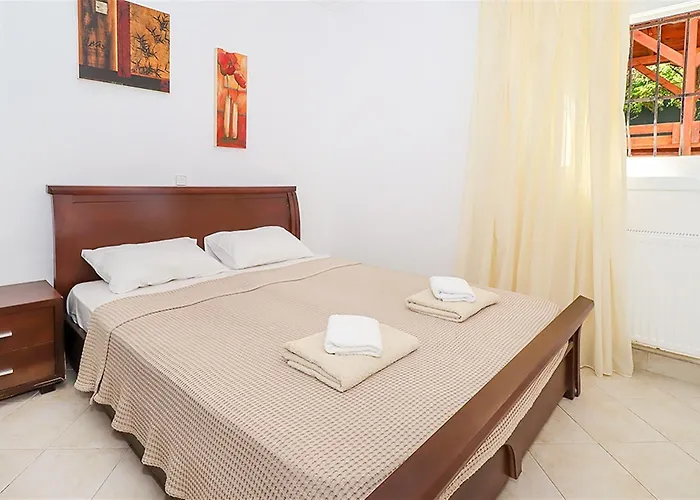 Victoria House 3 Bedrooms 12 Guests *