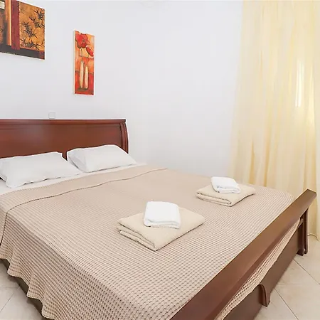 Victoria House 3 Bedrooms 12 Guests *