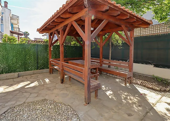 Victoria House 3 Bedrooms 12 Guests